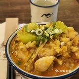 帐篷里面吃面条