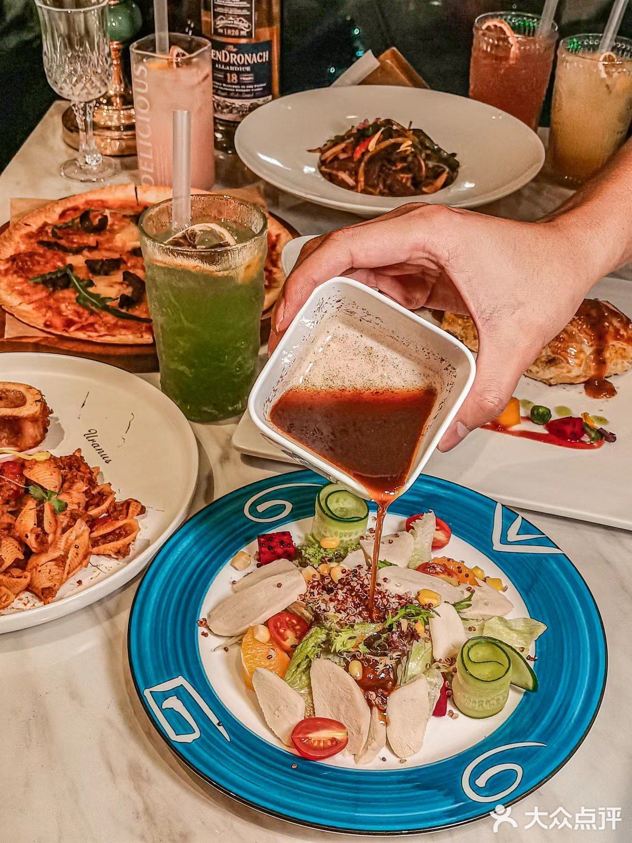 俯瞰瑰丽江景，品味精致美食🌈