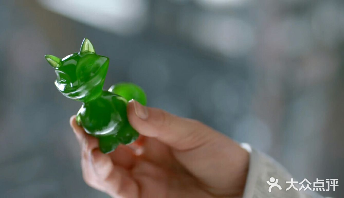 此时，苏伏在院中撑伞出现，告诉萧颂他来接冉颜