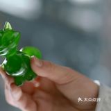 此时，苏伏在院中撑伞出现，告诉萧颂他来接冉颜