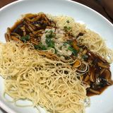 吃着吃着就还好。店里座位是布制的。看着有点脏