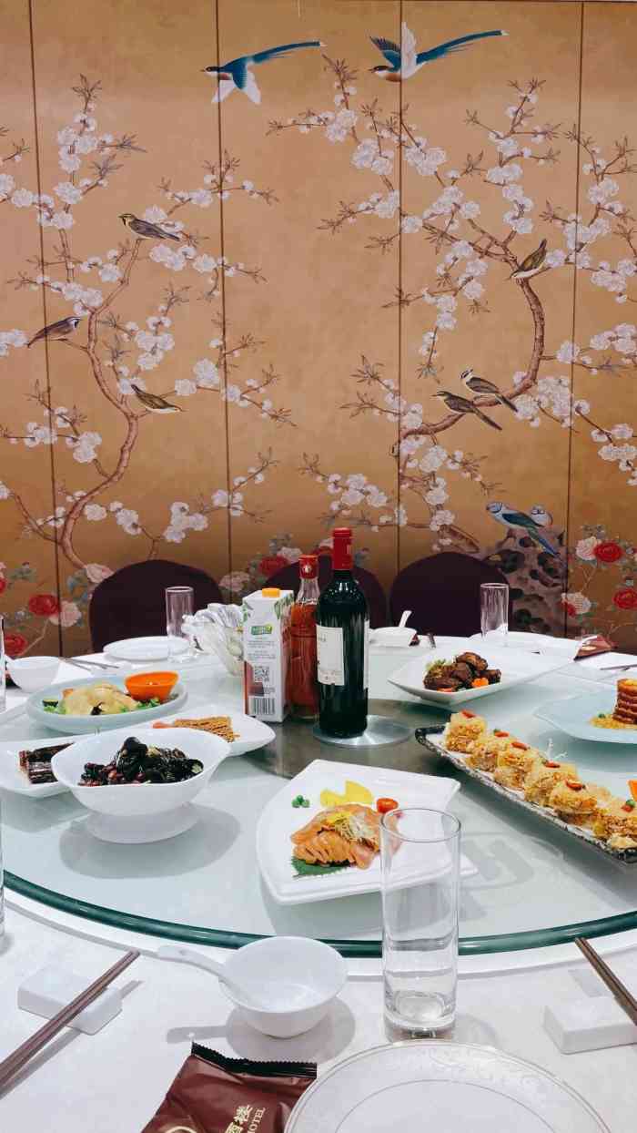 沪华海鲜大酒楼(南汇店)-"大家庭聚会去的,一共四桌的大包房,酒店挺.