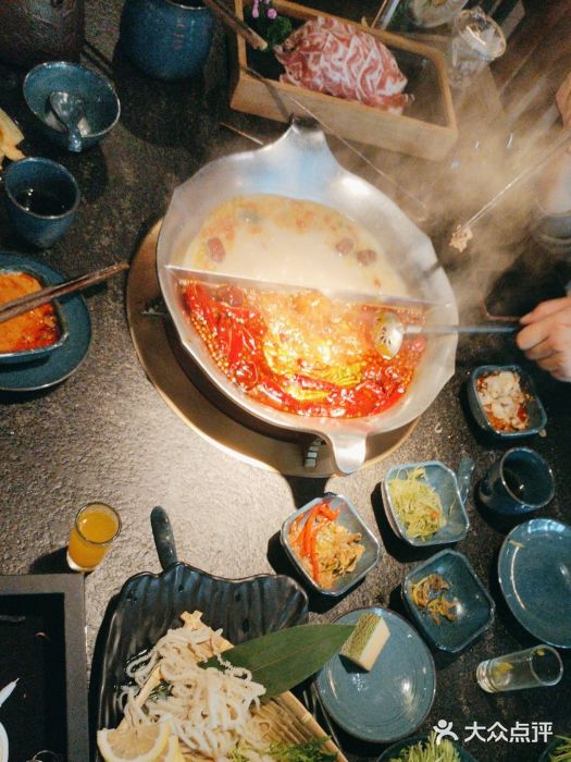 湊湊火锅·茶憩(世博大道店)台式麻辣花胶鸡鸳鸯锅图片