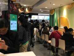 等位区-麦当劳(轻轨曹杨路店)