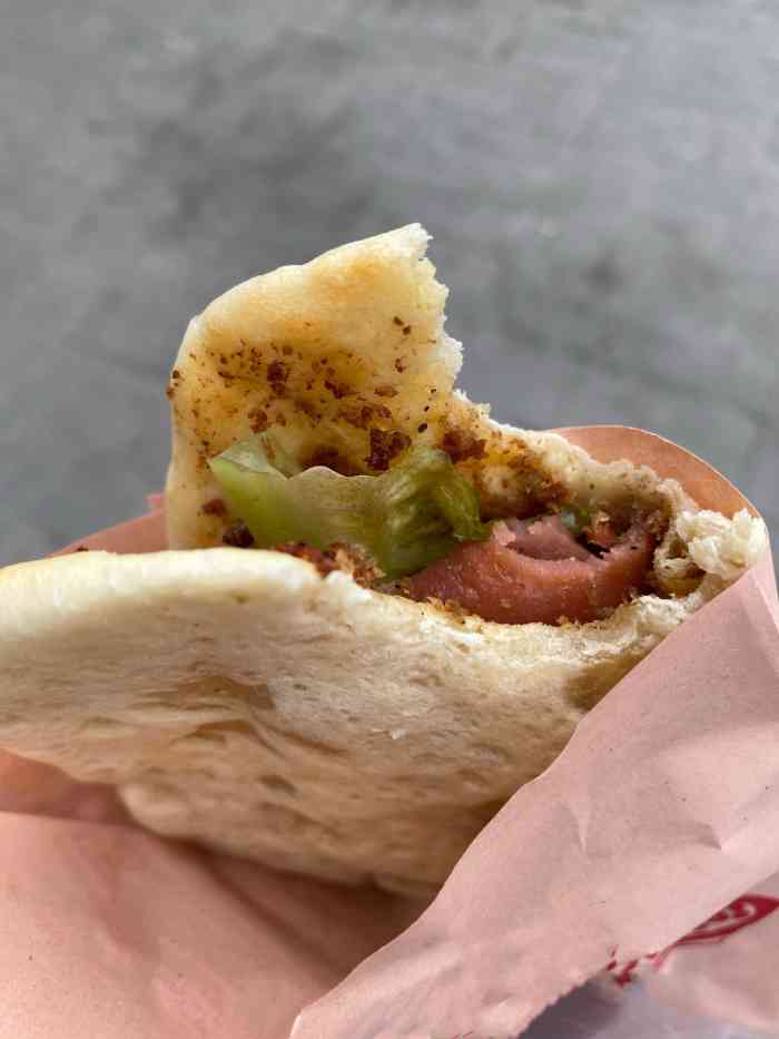 北京掉渣饼-"掉渣饼在渤海国际的一家小吃店,靠着张三煎.