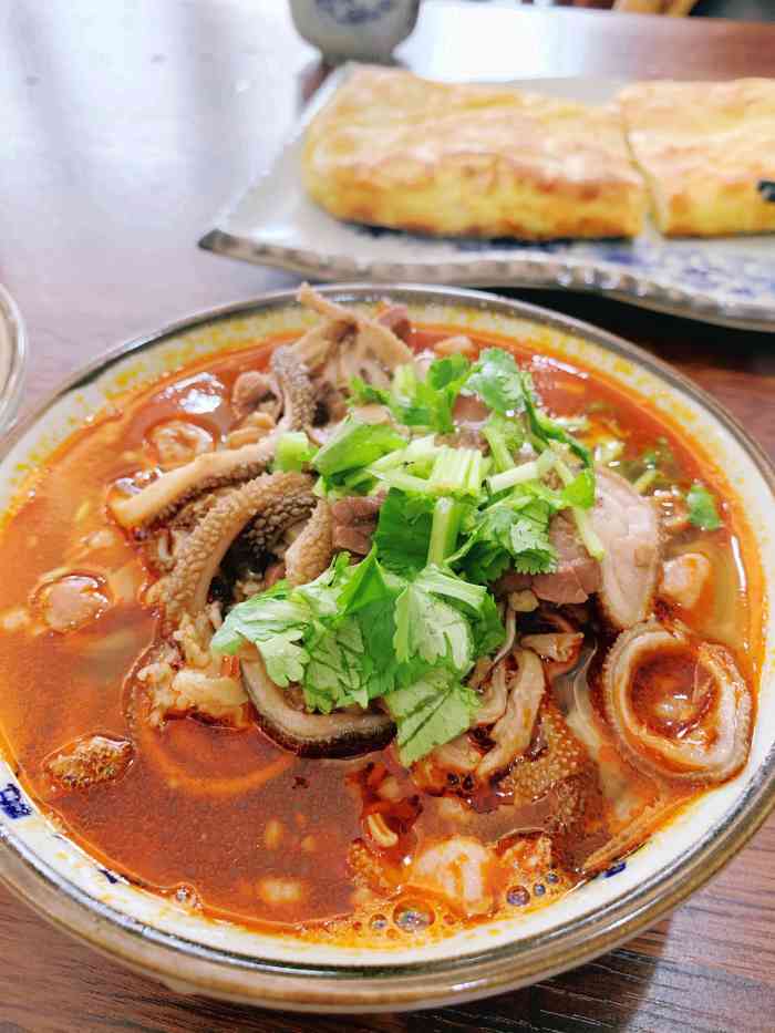 店面不大,却满满的客人!22元一碗的羊杂碎,香而不腻!焙子也很好吃!