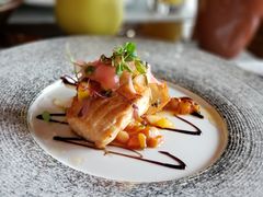 香煎三文鱼配番茄洋葱酸豆莎莎-YUE·6·西式融合餐厅(外滩六号店)