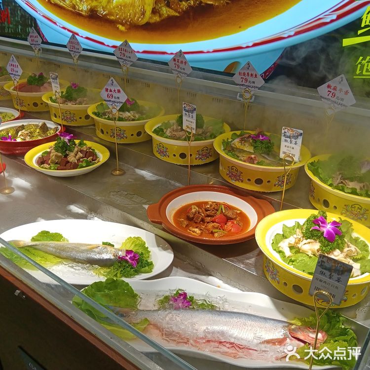 一百块就能吃到原价两百多的菜,四菜一果盘,两也足足的