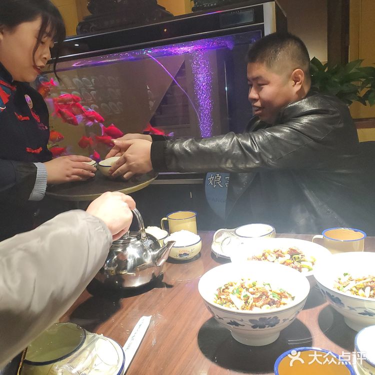 干净明亮，进门让人舒畅。服务：服务主动热情