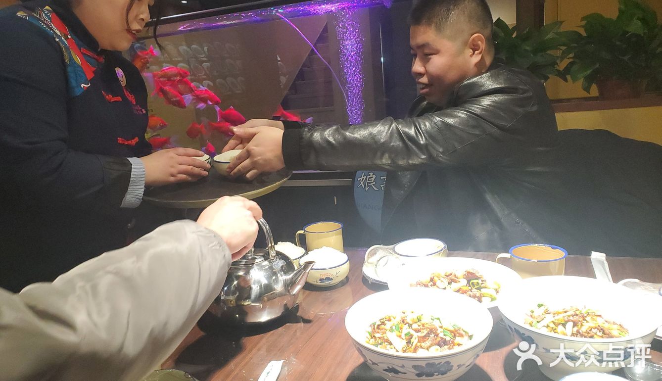 干净明亮，进门让人舒畅。服务：服务主动热情