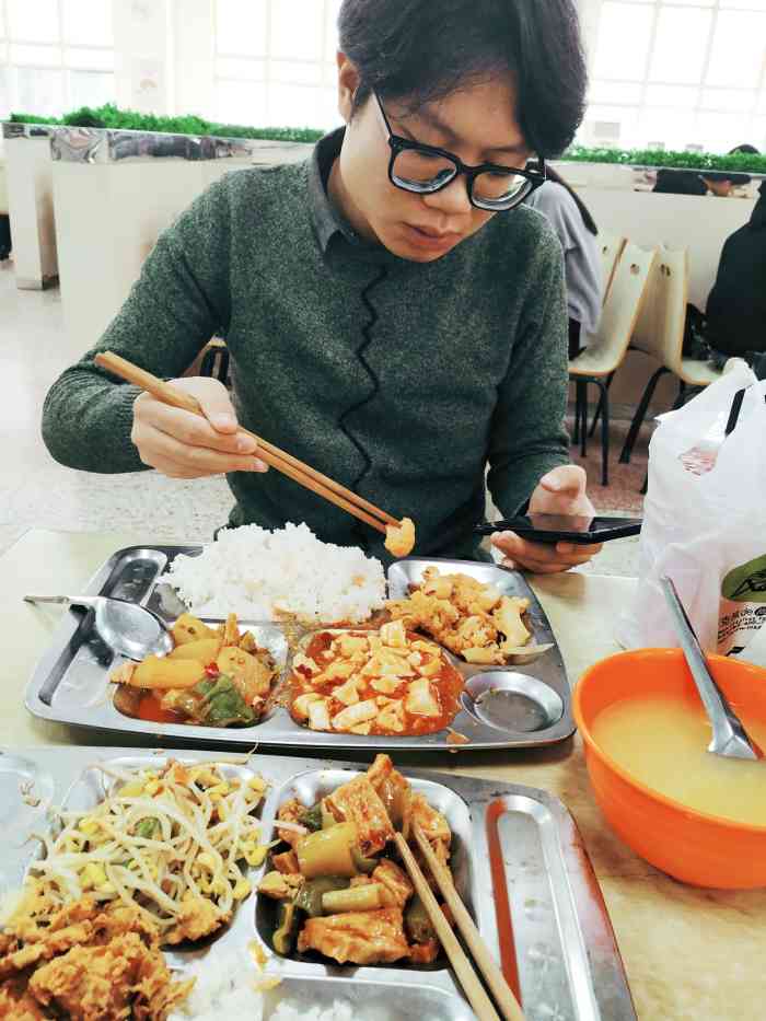 学院上学,喜欢吃学校餐厅的饭,每次去新乡都会跟男朋友去东区食堂吃饭