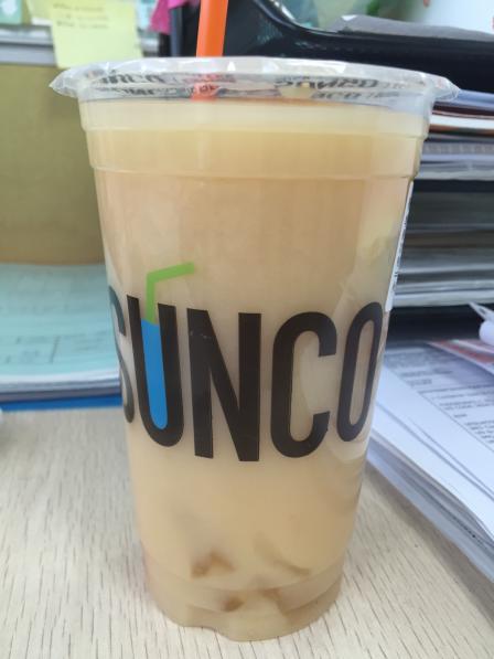 同事推荐的一家茶饮,点了柳橙益菌多,半糖正好,不酸,有一股柳橙的清香