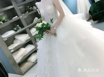 户外选飘逸型 如果婚礼是办在户外，就要选稍微短款一点