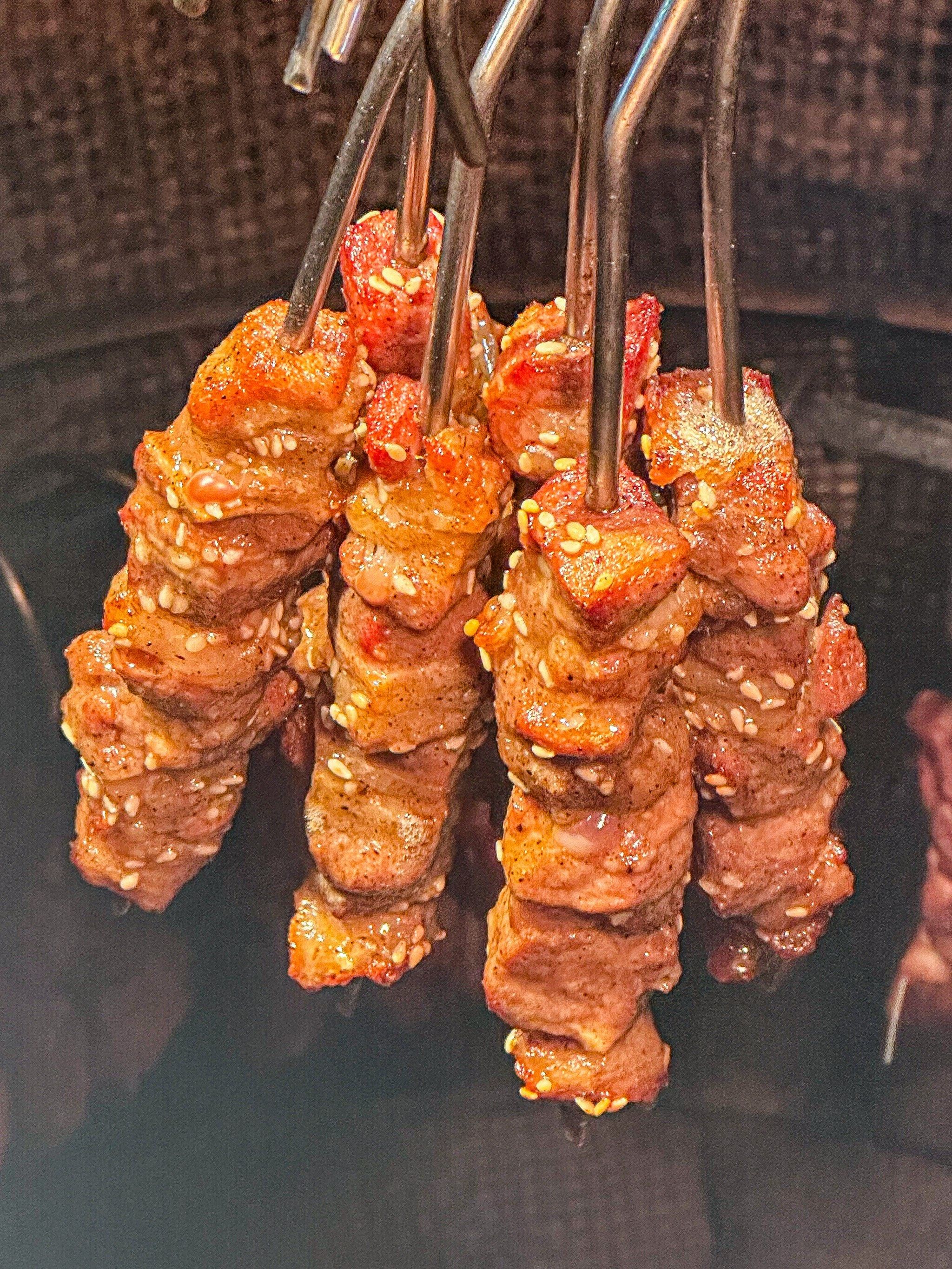 朋友又寻觅到一家好吃的,
原来上海也有这种碳缸吊炉烧烤,香迷糊了