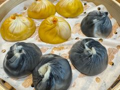 黑松露牛肝菌蟹膏双拼小笼包-苏小柳手作点心(控江旭辉分院)