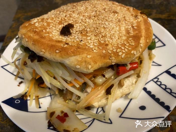 三兄弟高炉烧饼花干夹菜图片