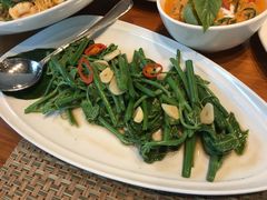 -Chom Cafe and Restaurant