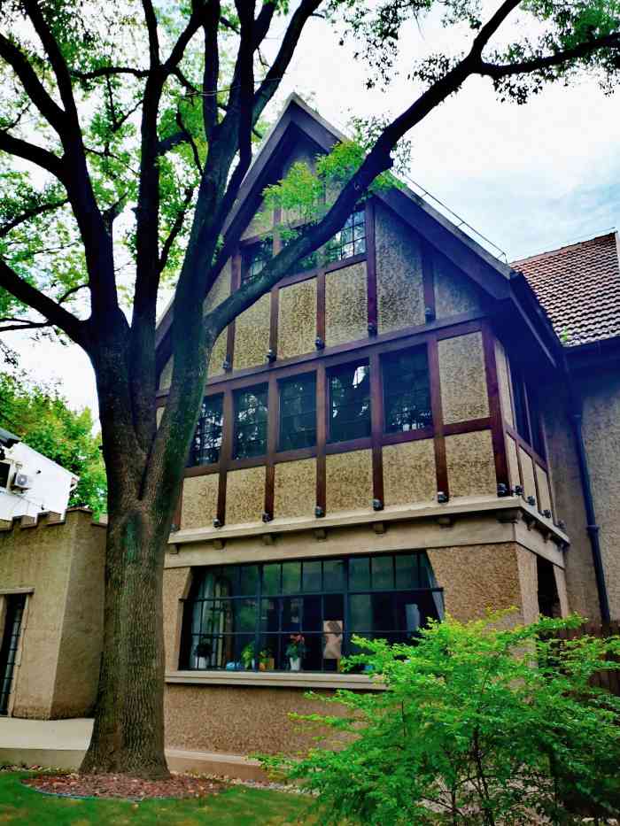 夏衍旧居-"以前穿过草坪去食堂的时候偶尔会猜这家住的.