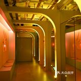 淮海中路上的这家bar，白天是咖啡店，夜晚是酒吧