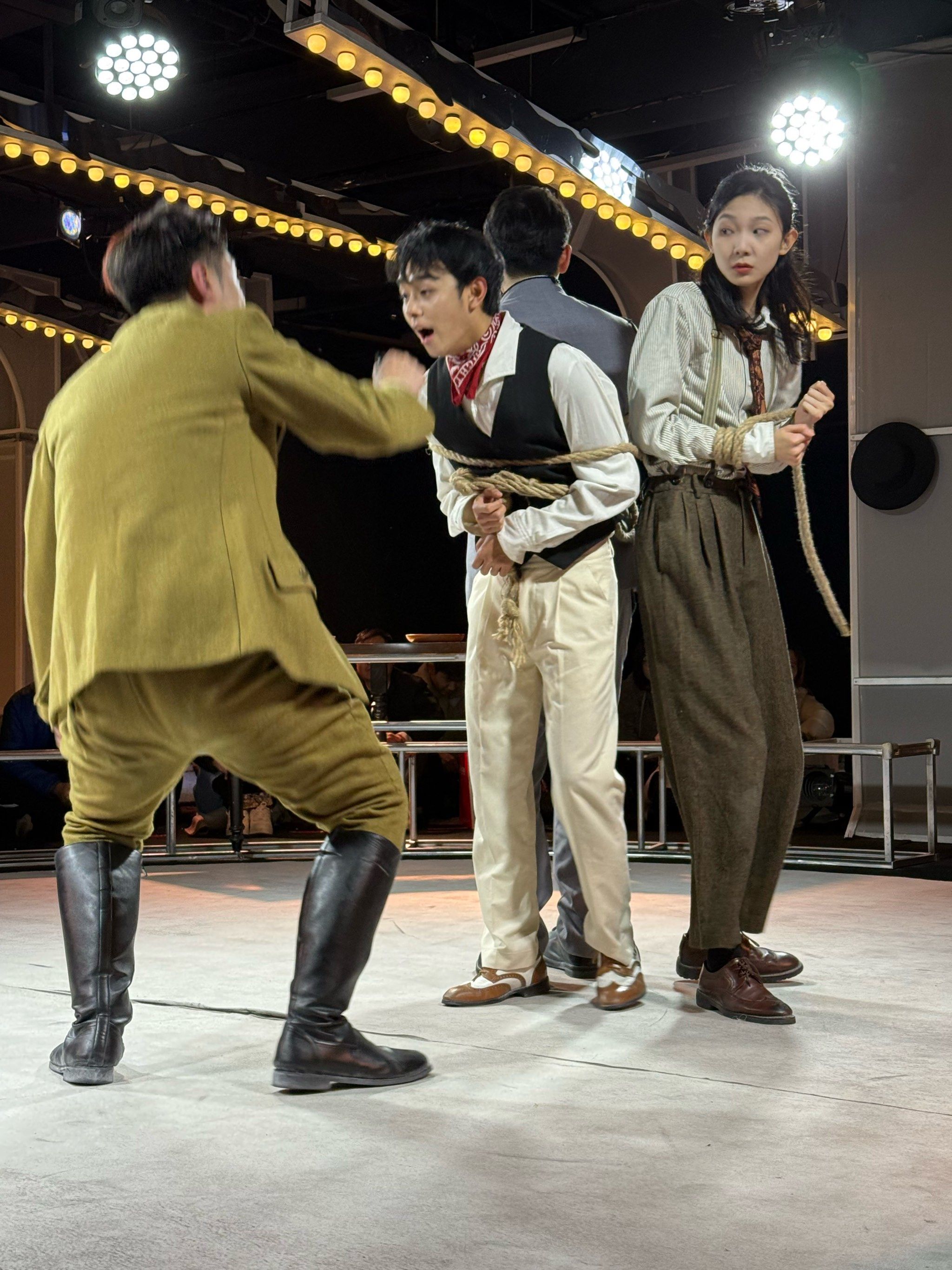 话剧《行路人》：黑色滑梯上的人道拷问