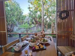 -Chom Cafe and Restaurant