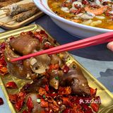 服务员端上来的时候我就没惹不住先吃了一块