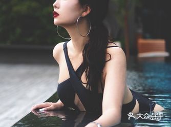 泳池内有高凳，可以坐在池子里喝酒哦