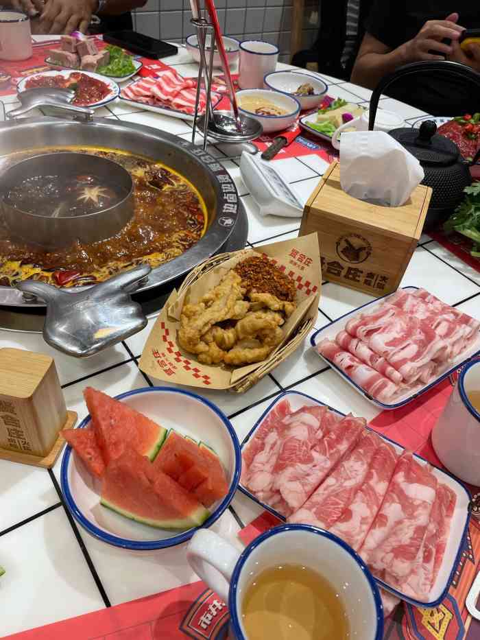 贤合庄卤味火锅(国瑞购物中心店)-"[薄荷]环境:非常有特色的装修风格