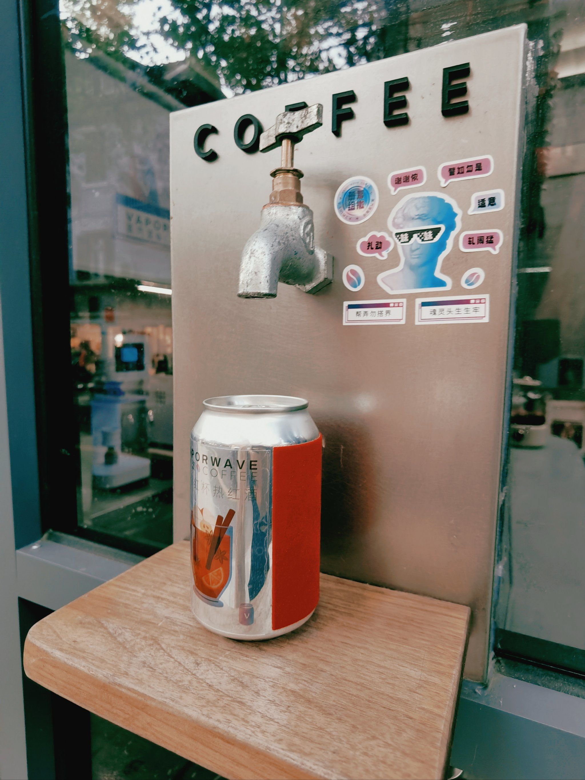 上海超火🔥的易拉罐咖啡:vaporwave