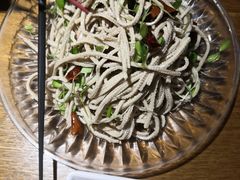 香椿苗拌豆腐丝-谢蟹浓·肉蟹煲(新奥店)