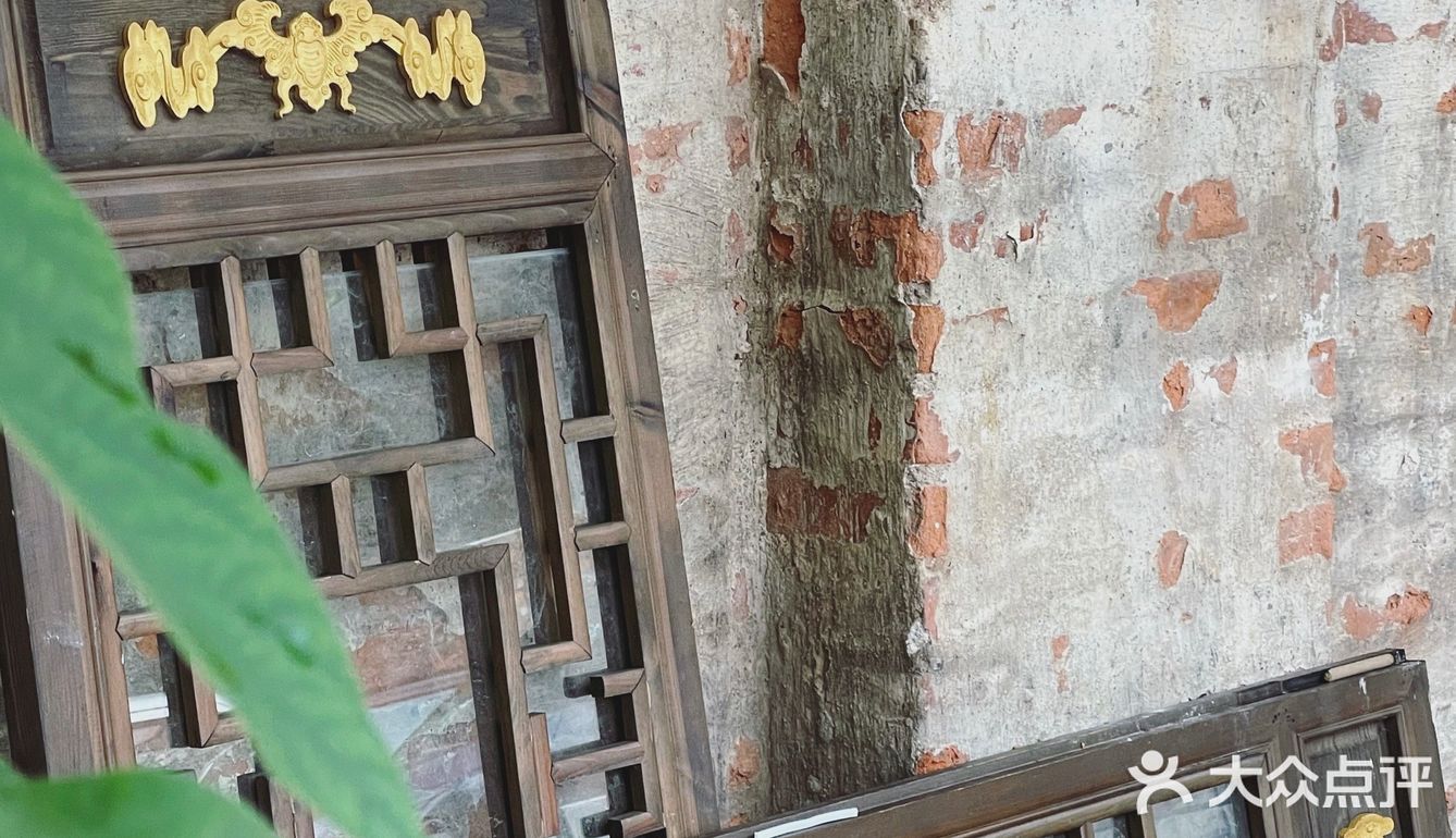 啡飲半醺，似苦若甘，以克苦淬煉著幸福的厚度。