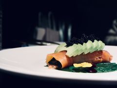 烟熏三文鱼菠菜色拉配牛油果及黑鱼籽-C&R西班牙餐厅