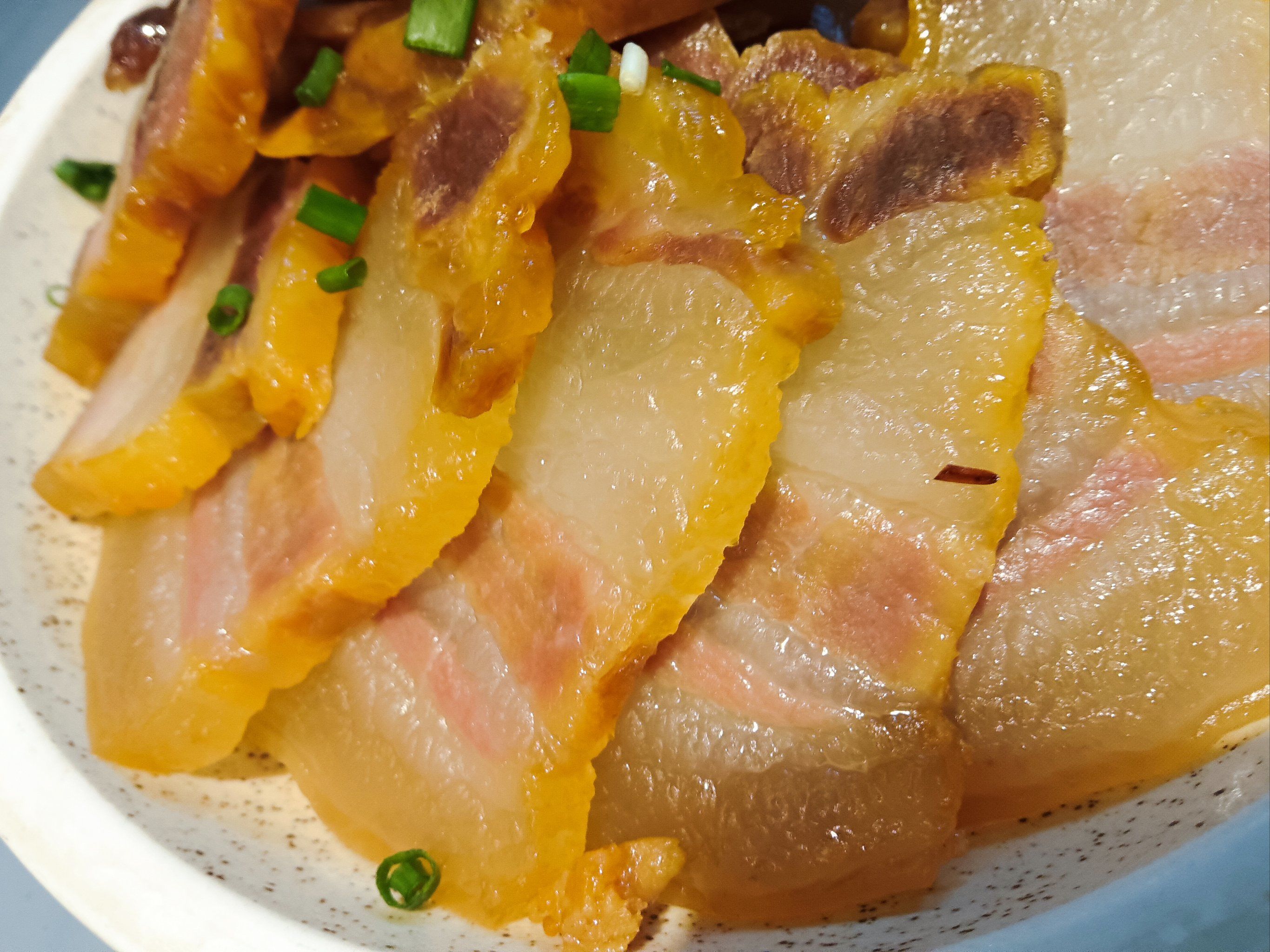 各种腊味汇聚一堂,腊肉肥瘦相间,油脂在蒸