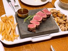 自主火山岩石烤新西兰西冷牛扒-Entrecôte 法国牛扒馆(保利·时光里店)