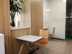 用餐区-华莱士·全鸡汉堡(加州步行街店)