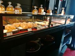 面包甜点陈列柜-Salon de The de Joel Robuchon(外滩18号店)