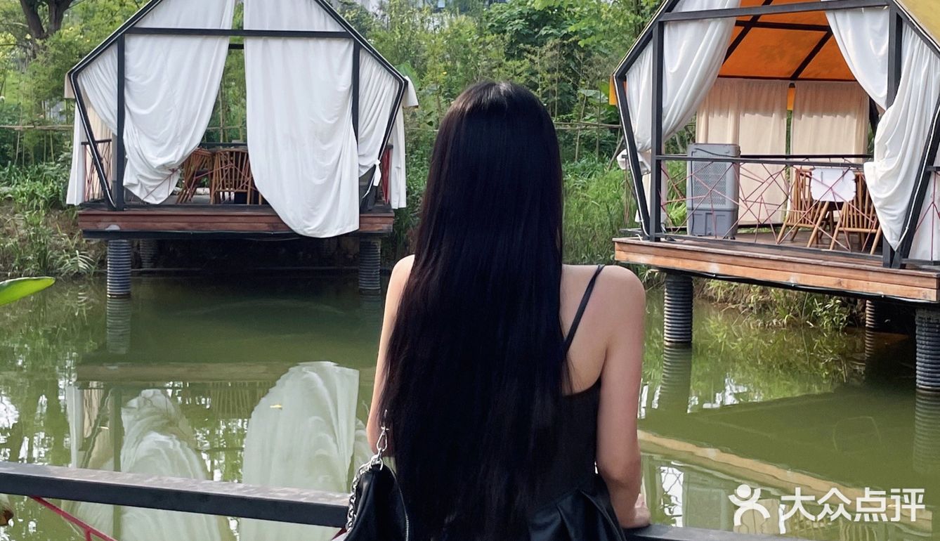 来玫瑰谷体验氛围感火锅
