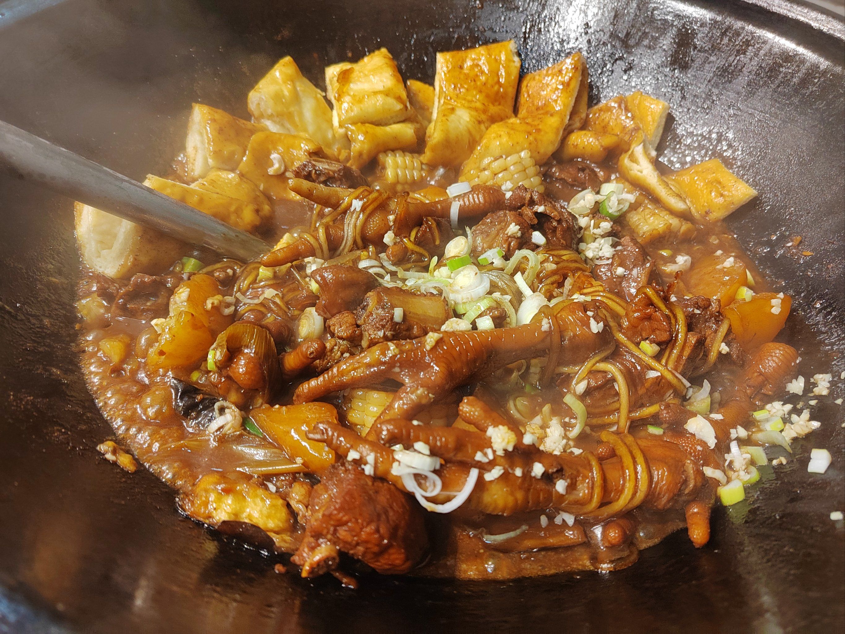 今天和朋友一起来吃铁锅炖,满满一大锅,味道真的是超级不错!