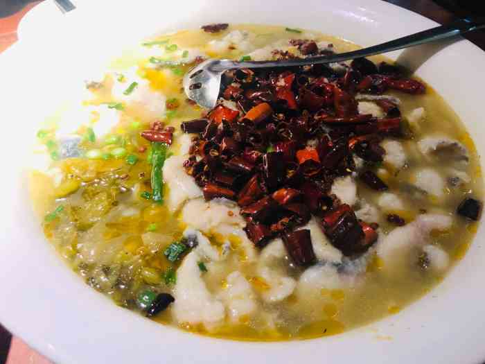 茅庐印象 虾仁蒸蛋挺大一碗  很滑嫩 蕨根粉味道很正宗  很下饭 酸菜