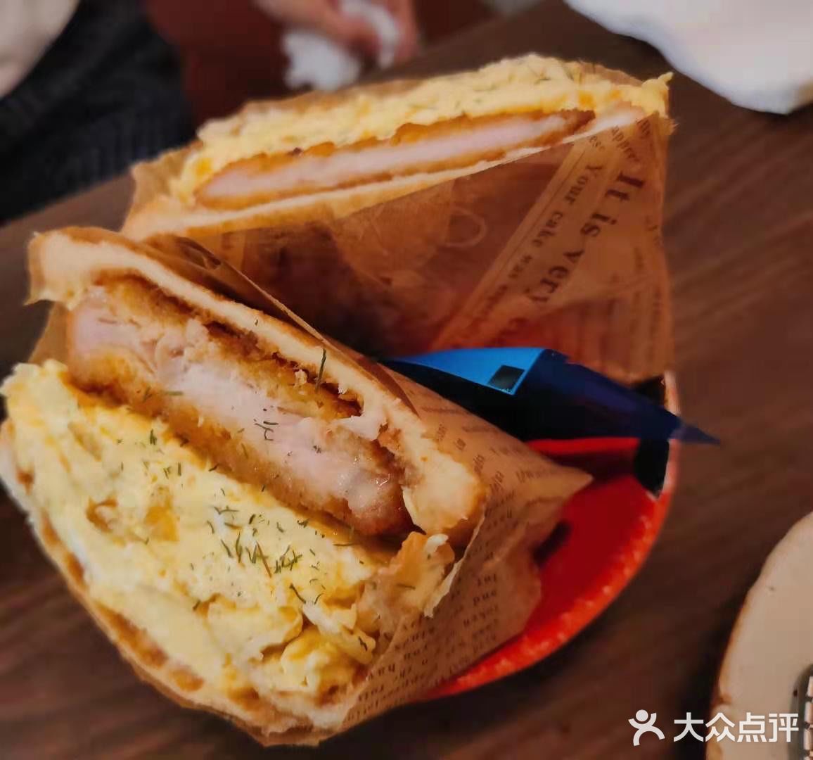 两个人点了五六个菜 都吃完了 总的来说食物不踩雷