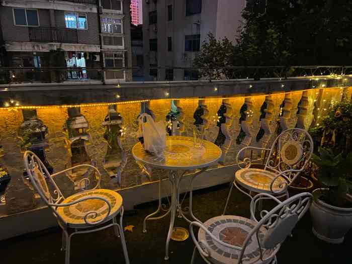 武汉合作路dm酒吧举办的江滩回忆录活动还是比较不错的有几大dj和说唱