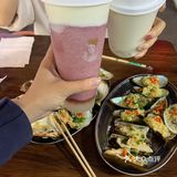 巴掌大的生蚝只卖三块钱一个。[亲亲]