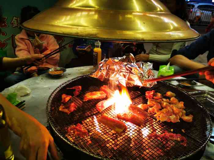 火焰山烧烤-"春节的时候去的,跟自助餐一样.完全没人理.