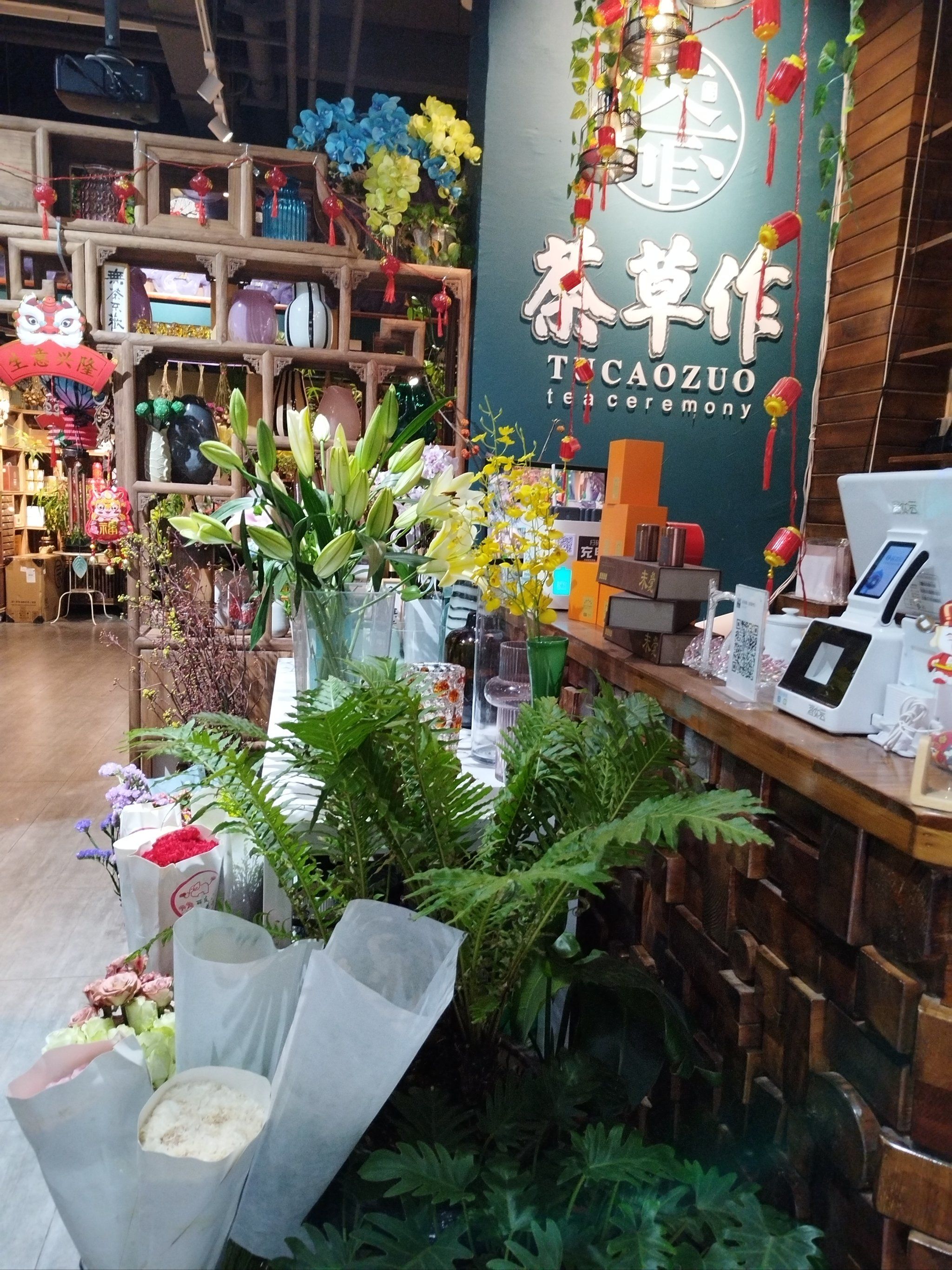 一开始以为这只是一家普通的花店,没有想到厅内更是别有洞天,他们家是