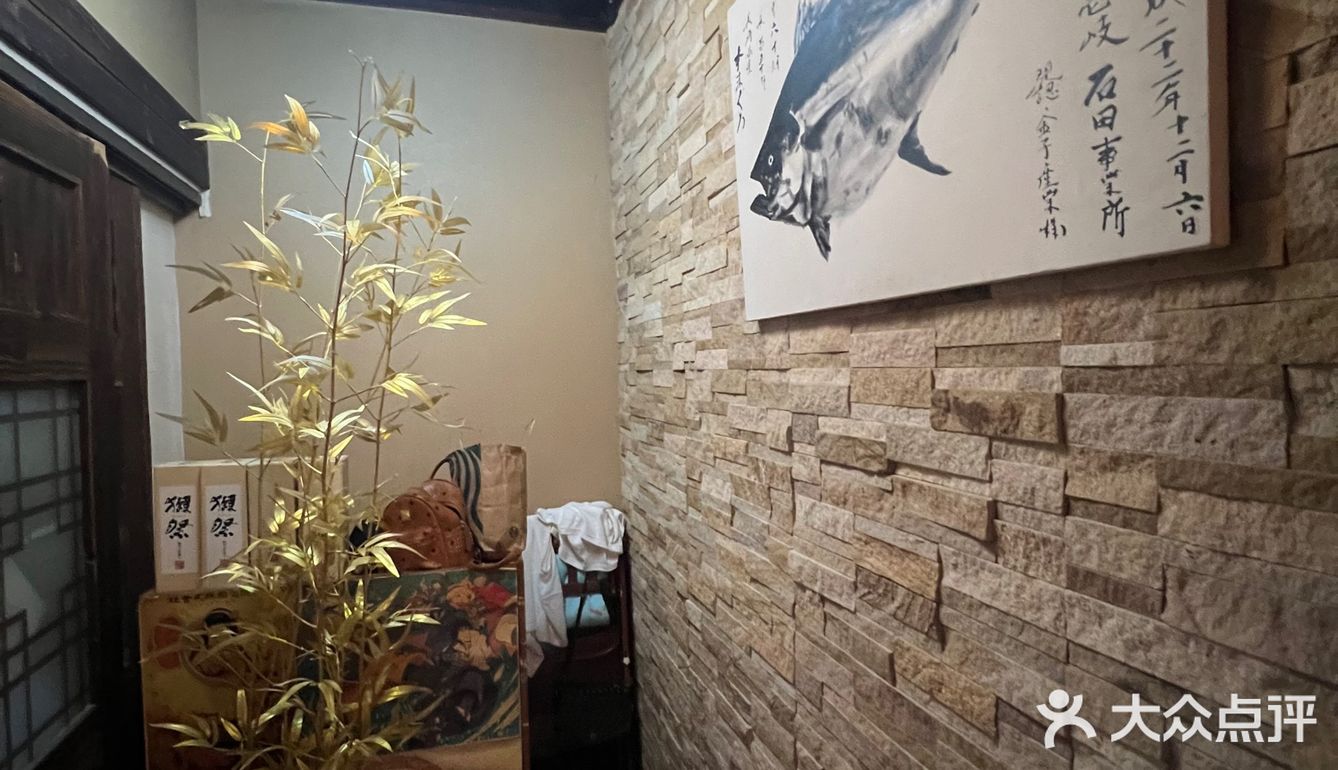 其实就是在香榭丽舍里面2楼，靠近浙江中路这个头