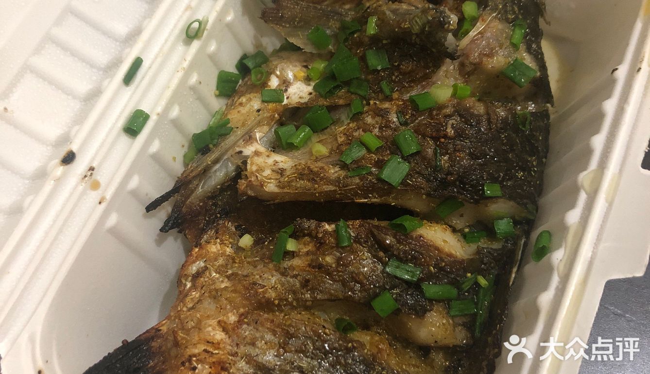 烤鲫鱼都是现杀的！超新鲜，鱼肉甜甜的一点也不腥