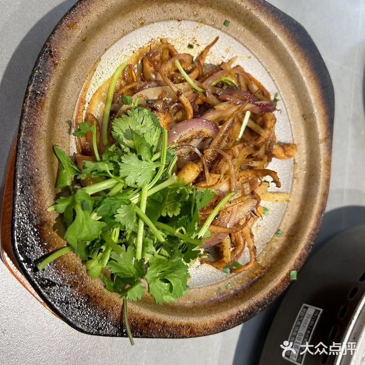 摸愚家的砂锅菜是我们一致认为的一家，毕竟砂锅炖的菜更香