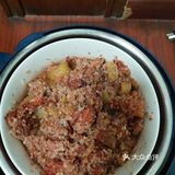 在把调好的土豆和肉架上，锅盖好，按下蒸肉按钮