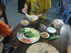 这小帅哥~教我们怎样配搽~食鱼生-官塘锋记鱼生·生腌·砂锅粥(牌坊街店)