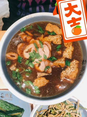 西单这家食宝街终于开业了，但是里面吃饭的店铺却不是很